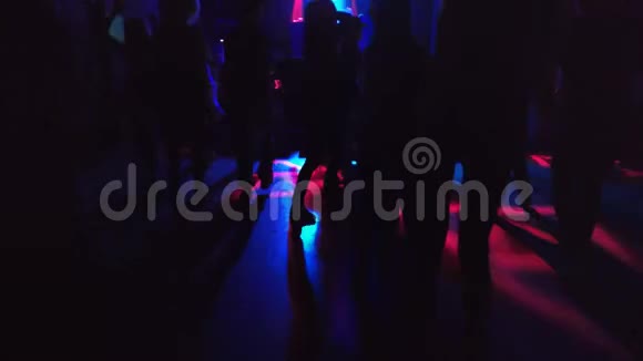 在DnB音乐会上跳舞的人的剪影视频的预览图