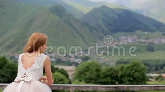 新娘金发在看山时放松婚礼日视频的预览图