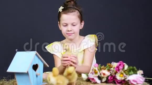 肖像一个漂亮可爱的小女孩在玩小黄鸭带有主题装饰的工作室视频在里面视频的预览图
