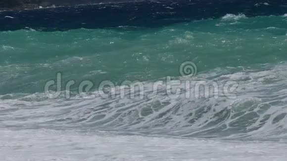 波涛汹涌的大海在岸边翻滚波涛汹涌的海水海景缓慢的运动视频的预览图