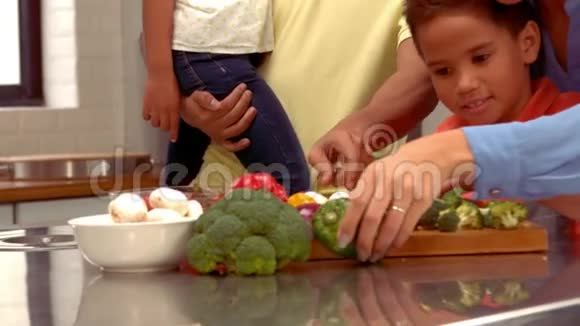 微笑的西班牙家庭正在一起做饭视频的预览图