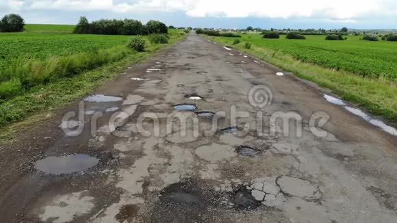 乌克兰乡村需要修理的道路被毁视频的预览图