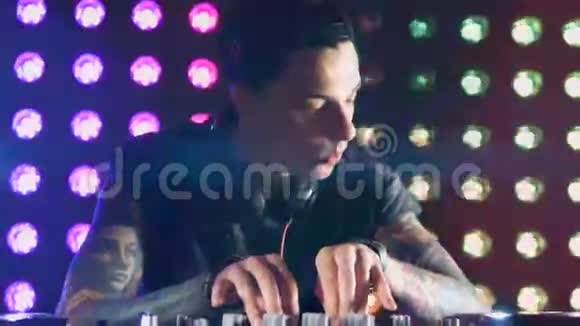 特写镜头DJ在迪斯科演奏夜生活的概念视频的预览图