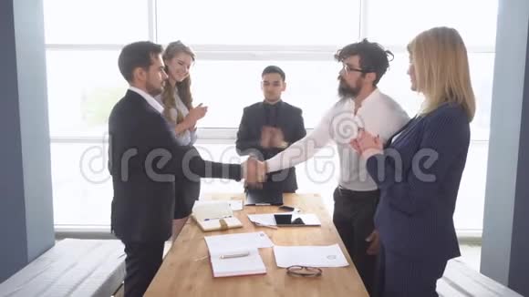 成交时商人握手商务会议一个小组的成功谈判视频的预览图