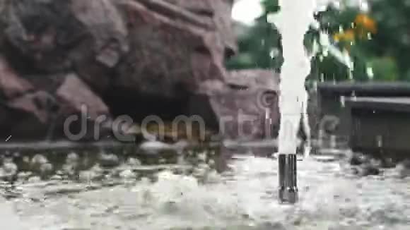 水流飞溅或喷出喷泉飞溅水压喷泉在夏季公园飞溅的溪流喷泉视频的预览图