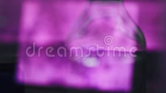 化学实验室显微镜下的紫色细胞和细菌视频的预览图