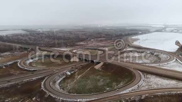 在冬季十字路口移动的汽车和卡车的空中射击是一个大的道路交叉口无人驾驶车辆在视频的预览图