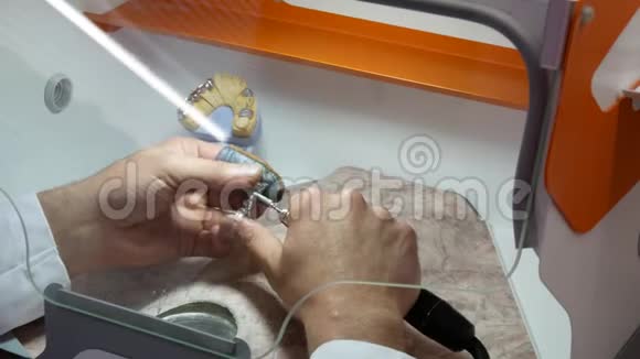 牙科技师打磨金属框架硼视频的预览图