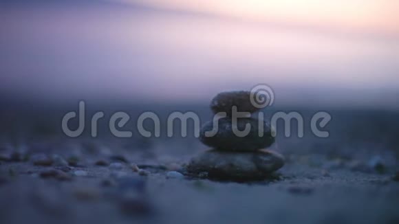和平与和谐的理念日落时海滩上的石头平衡高清1920x1080视频的预览图