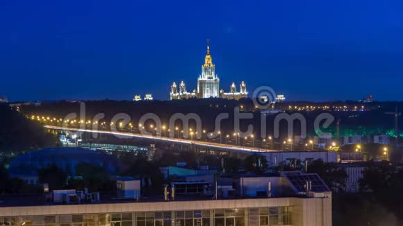 莫斯科时间推移的夜景从屋顶到莫斯科国立大学主楼的夜景视频的预览图