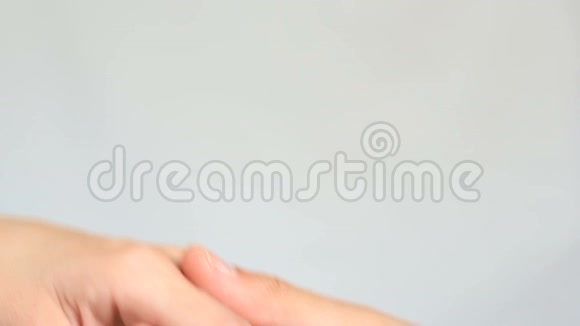 为双手亲吻特写男人吻女人手在白色背景下孤立视频的预览图