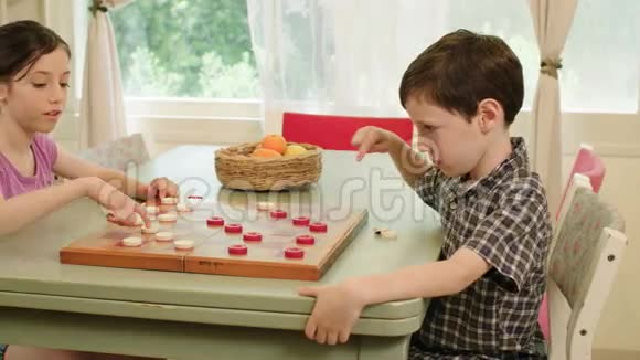 两个孩子在玩跳棋视频的预览图