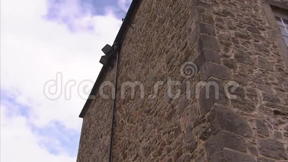 爱尔兰一座用岩石建造的房子视频的预览图