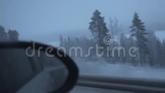 在冬季公路上旅行视频的预览图