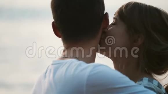 年轻漂亮夫妇拥抱和亲吻的肖像快乐的男人和女人花时间在大自然上视频的预览图