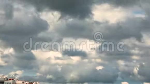 灰色的云在天空中掠过的时光视频的预览图