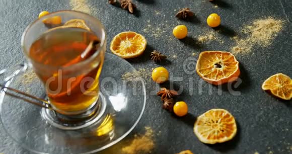 带干橙醋栗和八角茴香的草本茶视频的预览图