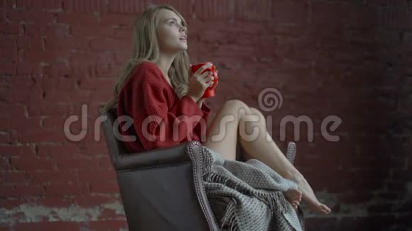 年轻漂亮的女人坐着喝咖啡视频的预览图