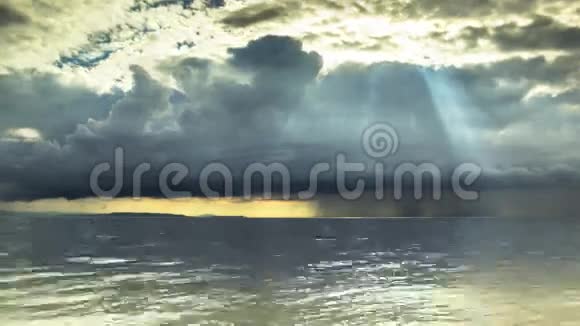 自然狂风和阳光透过风暴云射出延时HD25fps视频的预览图