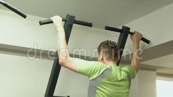 一个人去健身房运动健身健康生活方式视频的预览图