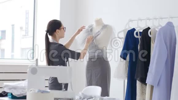 服装的设计和生产理念年轻女裁缝服装设计师在他的工作室工作视频的预览图