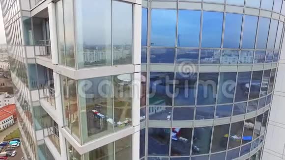 反思城市在玻璃窗商务楼商务中心大楼视频的预览图