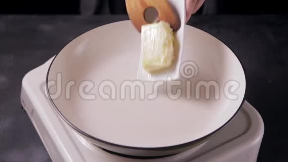 黄油在平底锅中融化准备烹饪视频的预览图