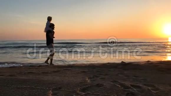 父亲和女儿在日落时沿着海滩奔跑视频的预览图