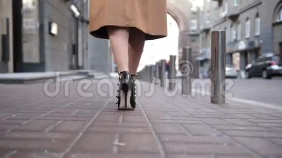 穿着黑色高跟鞋走路的女人视频的预览图
