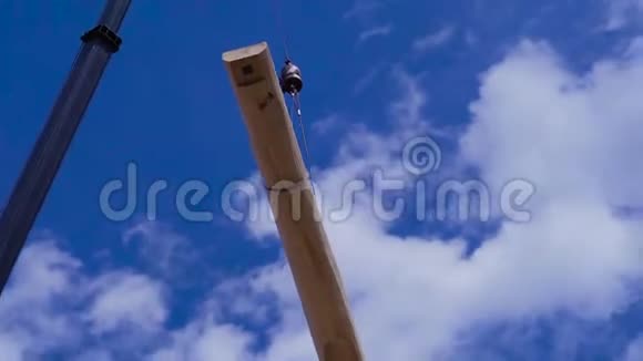 起重机举起了原木剪辑起重机用于建造木屋的木材视频的预览图