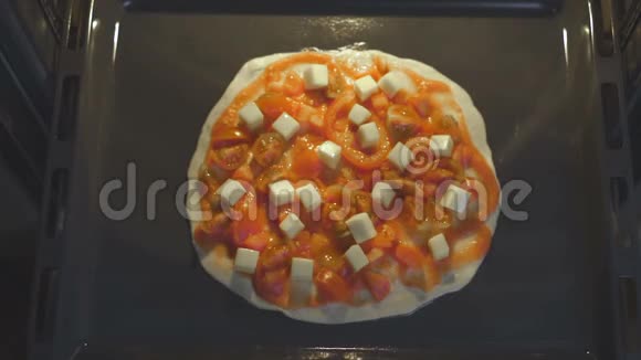 烤箱里烤片上的玛格丽塔披萨视频视频的预览图