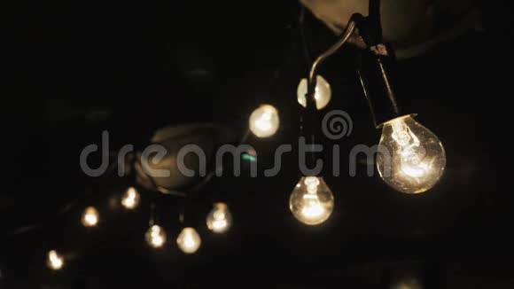 夜间在室外悬挂装饰灯并发光视频的预览图