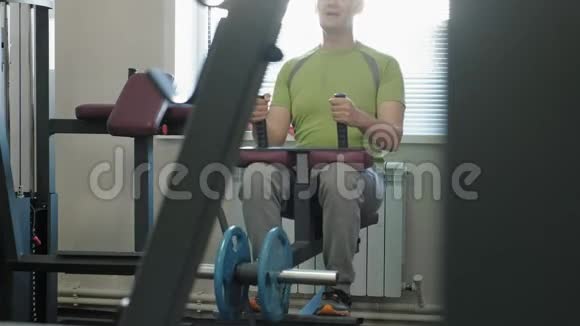 人去健身房运动健身健康生活方式视频的预览图