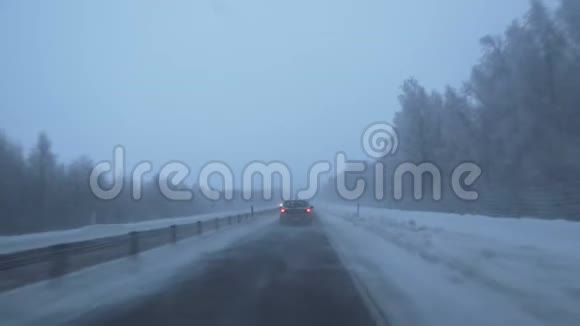 在冬季公路上旅行视频的预览图