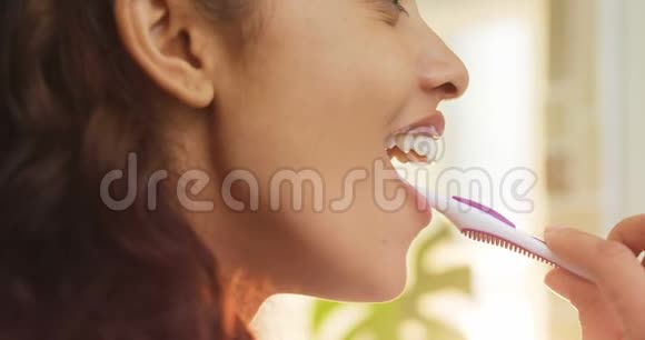 年轻女子用牙刷刷牙4K4K视频的预览图