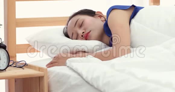美丽的亚洲女人不肯醒来躺在床上视频的预览图
