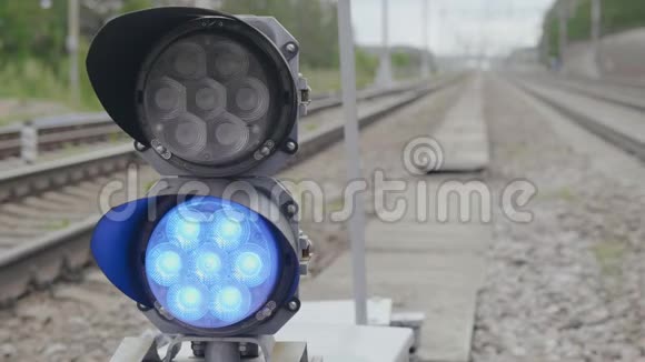 改变白色和蓝色信号的铁路交通灯视频的预览图