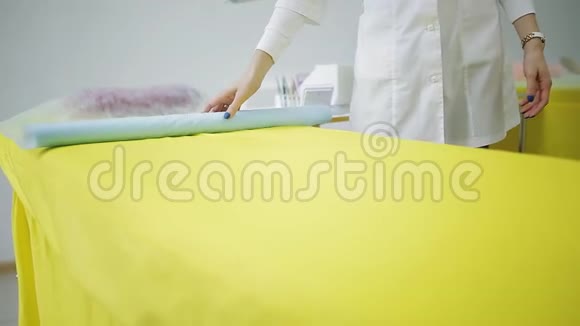 睫毛扩展的主人准备工作场所并用一次性床单覆盖沙发视频的预览图