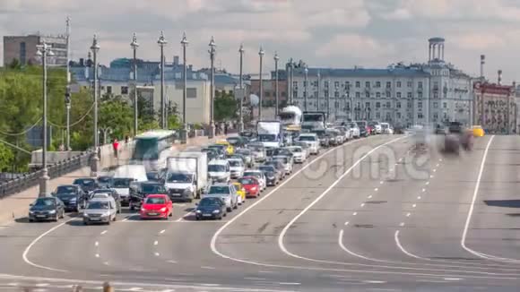 大石桥上的汽车流量逐渐减少博肖伊卡门尼大桥视频的预览图
