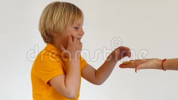 孩子吃巧克力视频的预览图