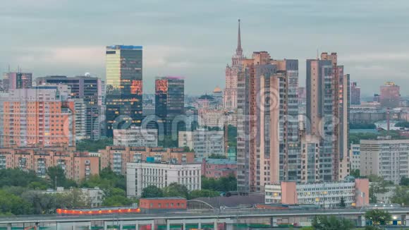 从空中俯瞰莫斯科世界贸易中心塔楼和乌克兰酒店的城市景观天际线视频的预览图