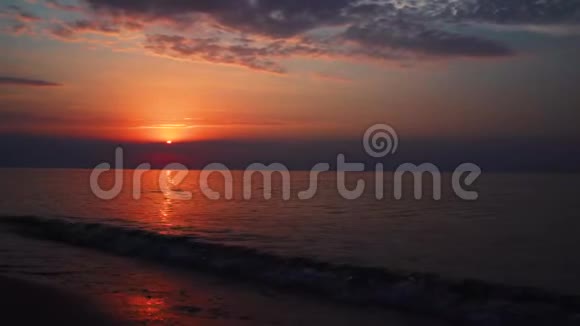 沙滩上美丽的日落视频的预览图
