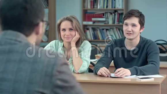学生专心听男老师讲课在教室里交流视频的预览图