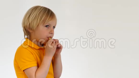 孩子吃巧克力视频的预览图