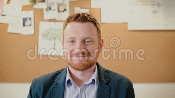 现代办公室成功商人的肖像工作地点的雇员男的看着镜头笑了视频的预览图