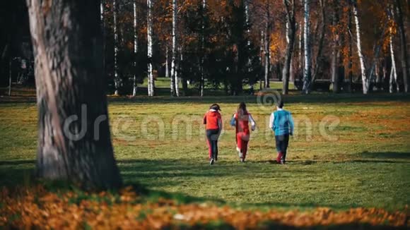 年轻人在公园里跑步后景视频的预览图