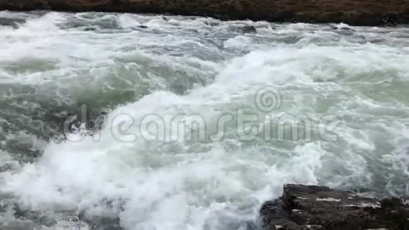 苏格兰斯凯岛快速移动河流的慢动作视频视频的预览图