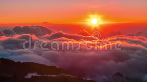 印度尼西亚隆博克Rinjani火山山和云层以下的日落视频的预览图