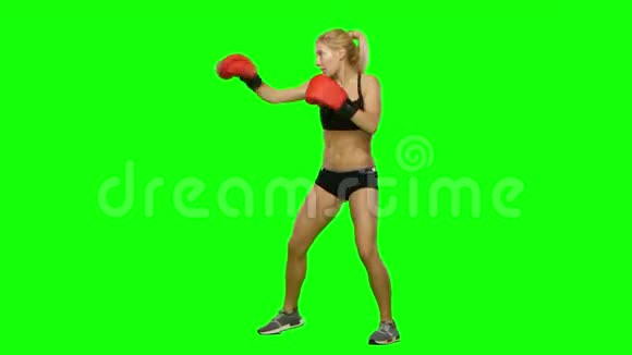 女子跆拳道在一种特殊形式的训练比赛绿色屏幕侧视图视频的预览图