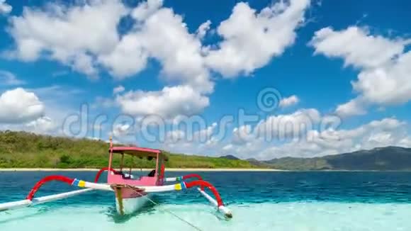 印度尼西亚LombokGiliNanggu岛绿松石水中的传统船视频的预览图